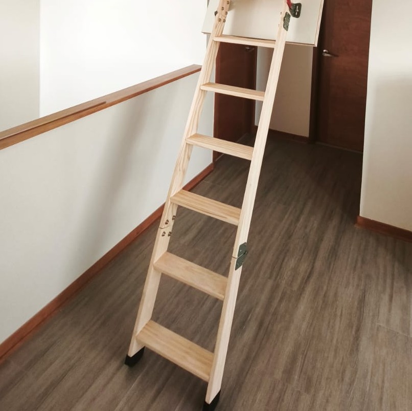 Detalle de los peldaños y largueros de la escalera LadderPlus